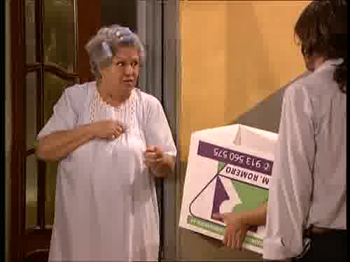 -La hace por Internet y llevan
el horario internacional.