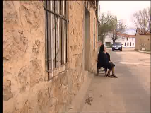 -Para aquí un momento,
que le pregunto a doña Rogelia.