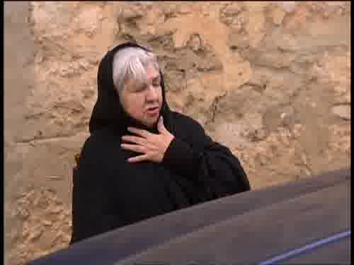 -¡Anda! ¿Y hay alguien más a quien
le pueda preguntar o vive sola?