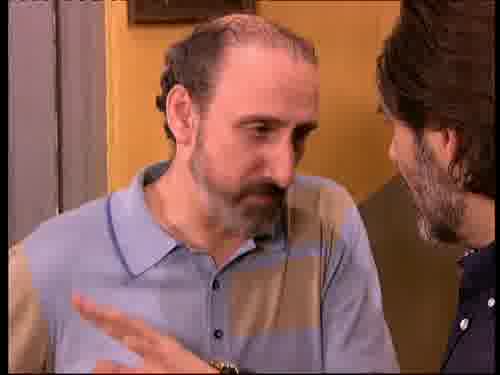 Cuando va a recoger al niño
se pone trajes cortos.