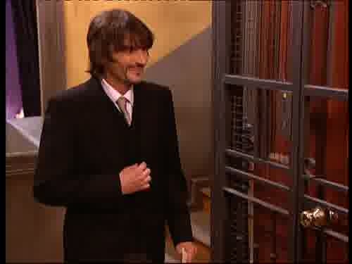 -¿Me queda bien o no? Tengo que
decidir qué me pongo para la boda.