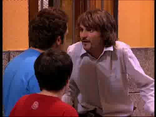 -Espera. ¡Paco! ¿Qué pasa?
-¡La he besado, tíos!