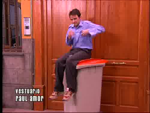 -Uy, ¿qué le pasa a la puerta?
-¿Qué le va a pasar?