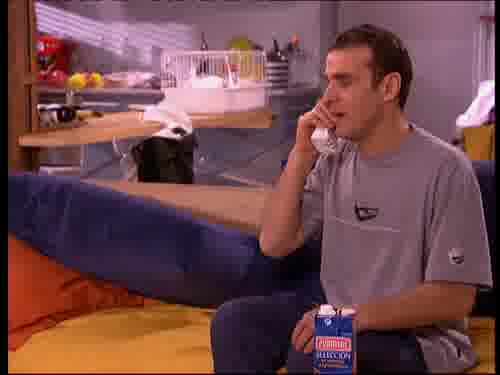 -¿Quién le dejó entrar?
-Yo, es mi compañero de piso.