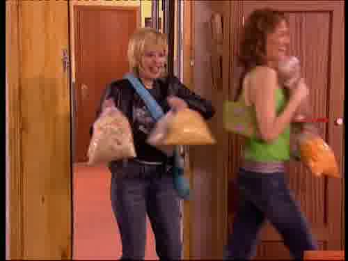 -Mira lo que te traemos.
-Chocolate, helado, gominolas,