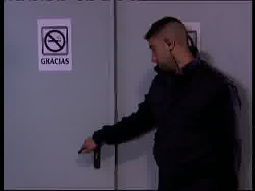 -Hola, ya estamos aquí.
-Aquí quietos. No salgáis aún.