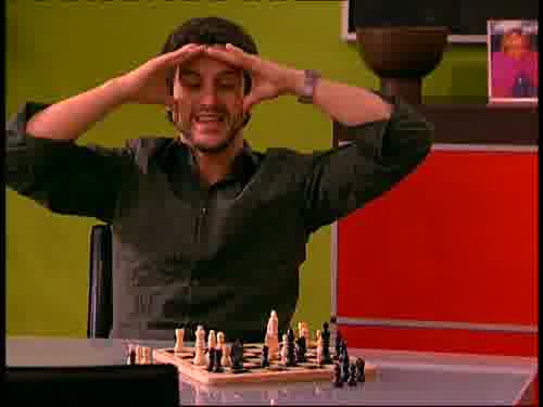 -¿Qué hacemos jugando al ajedrez?
-No sé, yo también lo paso mal...