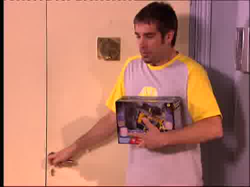 -Hola. Aquí traigo a Chechu.
Chechu, estos son tus padres: