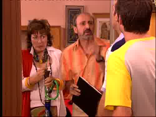 -Muchas gracias, pero tú firma.
