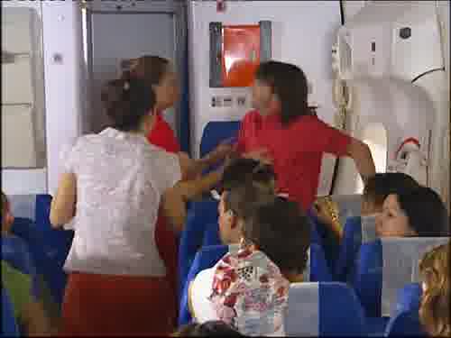 -¡No se puede abrir,
el avión está en marcha!