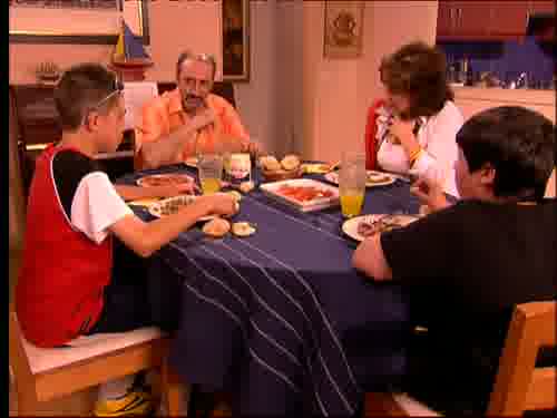 -Sí, gracias, mami.
-Cuéntanos algo de tu...