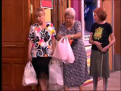 -A ver, las bolsas.
-Con cuidado,