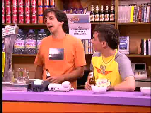-No, dice que no sale con tíos
casados. Estoy con lo del divorcio,