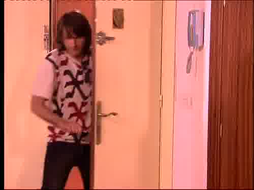 -Emilio, esto es un piso de chicas,
tienes que llamar al timbre.