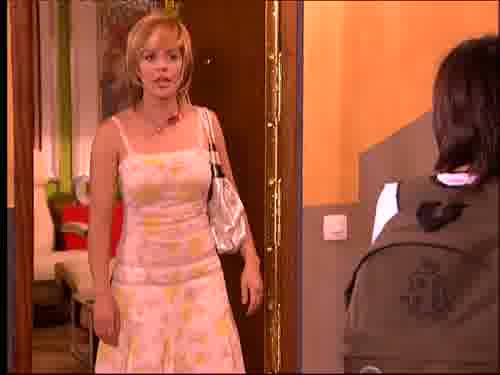 -Bueno, bajamos por las escaleras.
-No, ¿por qué? No hace falta.