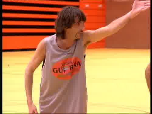 -Es alto.
-¿Qué has dicho?