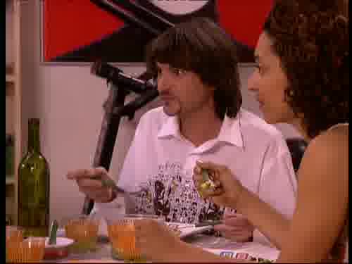 -Carlos, no me metas la lengua,
que hay gente.