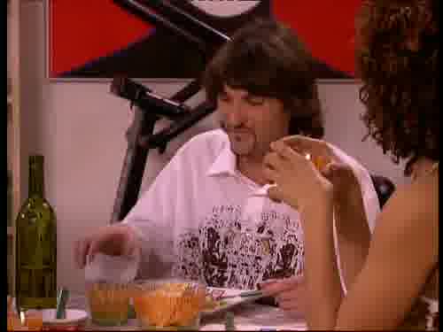 -No, ya lo hago yo.
-Ya había quitado los guisantes.
