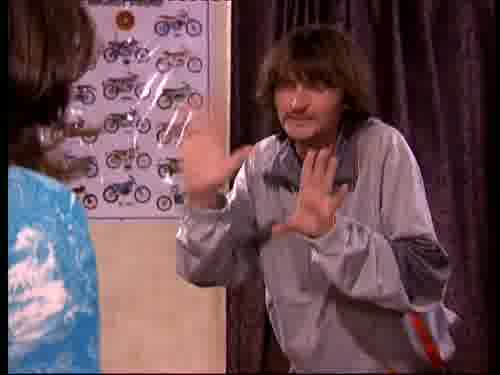 -¡Rocío! Escóndete, que no te vea.
-No me escondo de nadie.