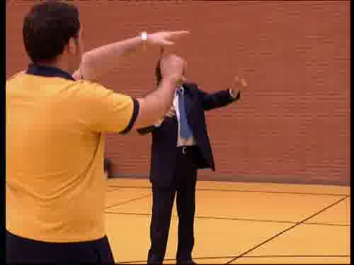 -Llevo todo el partido así,
por un lado y luego por otro.