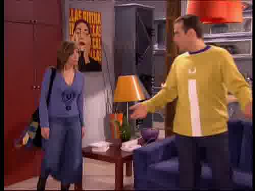...tengo el DVD, la tele, todo.
Tú te quedas en el dormitorio.