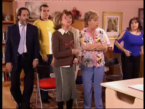 -Ah, una cosa más, quietos.
-Juan, que tenemos cosas que hacer.