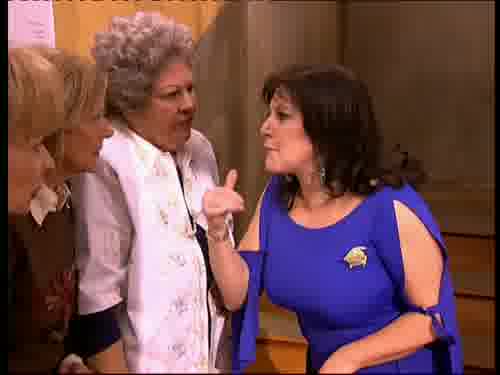 -Cuando una mujer no se interesa
por la vida de los demás...