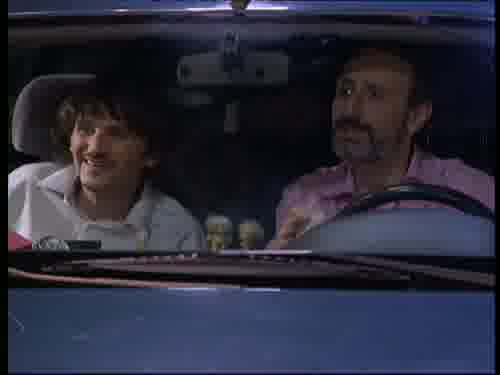 -Hombre, ése es más feo.
-La está atracando.