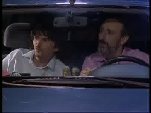 -La están atracando. Sal tú, tengo
que terminar de limpiar el coche.