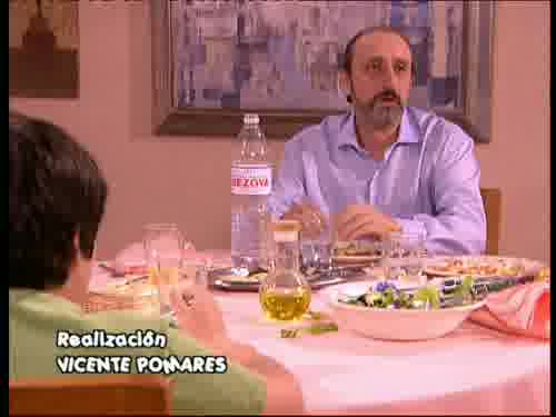 ...con la tele puesta,
como hace todo el mundo.