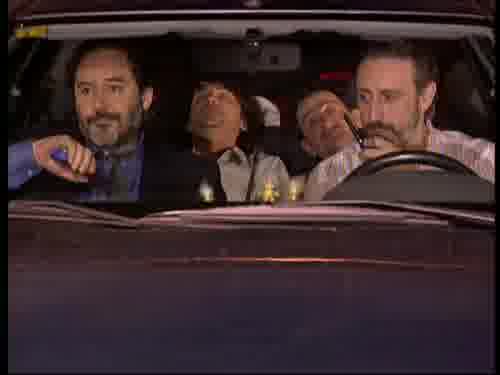 -Por aquí todo despejado. Me voy
a ver la tele, corto y cierro.