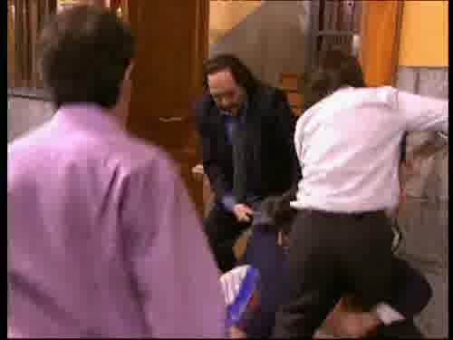 -¡Toma! ¡Toma, de regalo!
-¡Fuera de aquí!