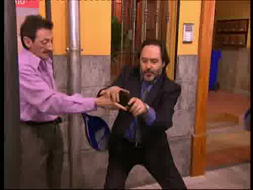 -Esto es muy raro.
¿Qué hacía ése con la pistola?