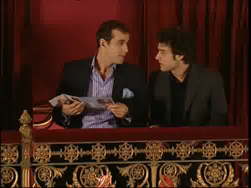 -No, estamos solos. Ya empieza.