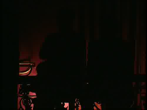 (Suena la música)