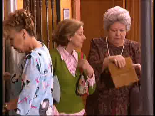 -Mira. Tengo 200 euros. Vámonos.
-No lo saques aquí;