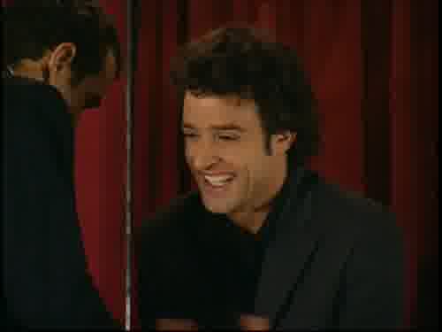 -Y ahora pillamos unas camisetas.
-Sí, "Traviata World Tour". Venga.