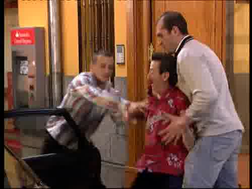 -¡Suba al coche, coño!
-A mí con cariño lo que haga falta.
