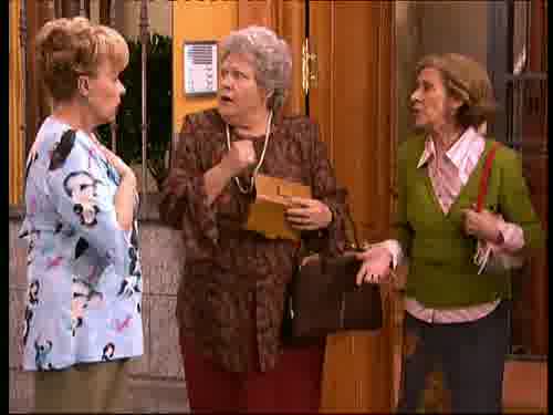 -¿Qué...? ¡Oye!
Que se os ha enganchado mi bolso.