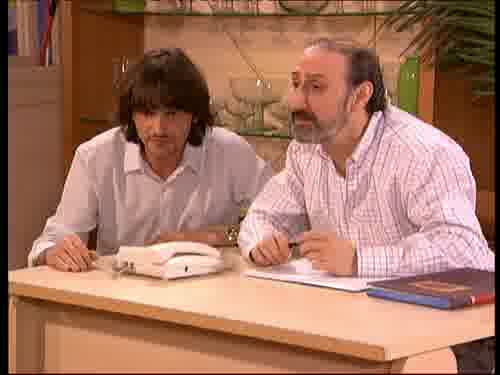 -Quiero hablar con mi padre.
-Está en el baño.