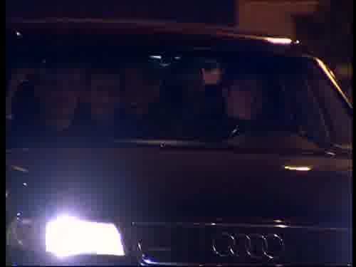 -Tomad, poneos estas medias
para que no os reconozcan.