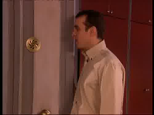 -No, estoy arriba duchándome,
ahora bajo.