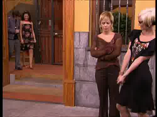 -¿Adónde vas con los tacones?
-Claro, no me dices dónde vamos.