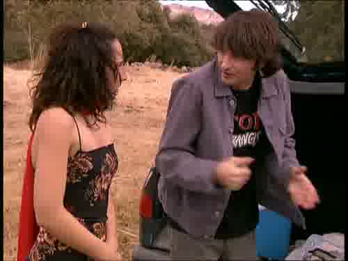 en el campo y con tacones.
-Toma la mochila.