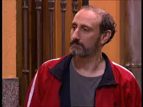 ...de golpes, me revuelvo,
te conecto un gancho...