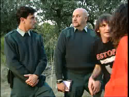 -Por favor, documentación.
Han acampado ilegalmente...