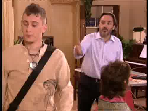 -A llevarle al aeropuerto.
Te cojo las llaves.