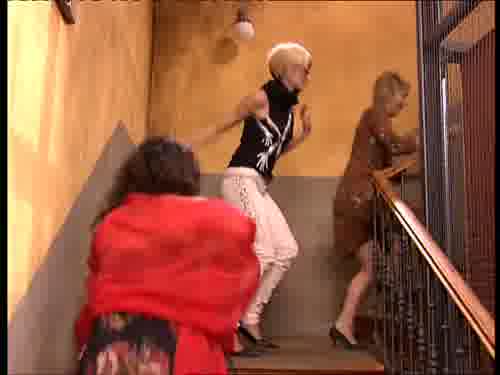 -Me voy, he quedado con mi mujer
para ir al teatro.