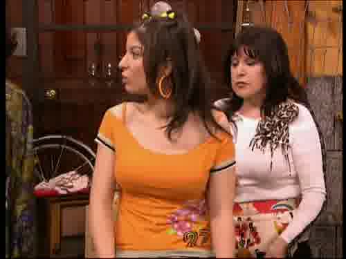 -Para un día que tiene que enseñar,
se pone pantalones. ¿Qué te pasa?