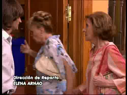 -Anda, que tienen que pesar
poco los muebles de ésta.
